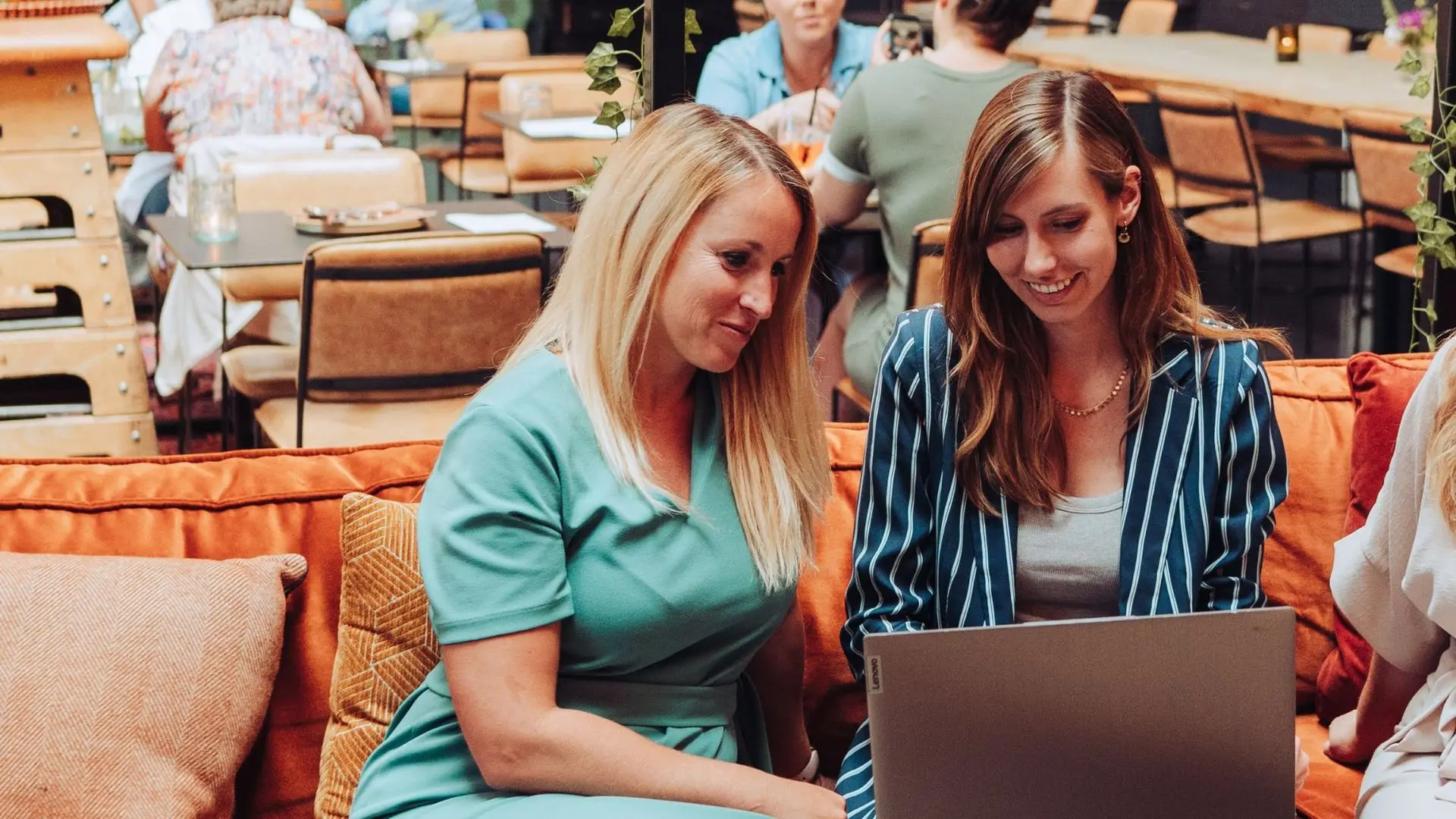 Twee vrouwelijke collega's van Freelance Office zijn bezig met hun marketing en kijken naar hun laptop.