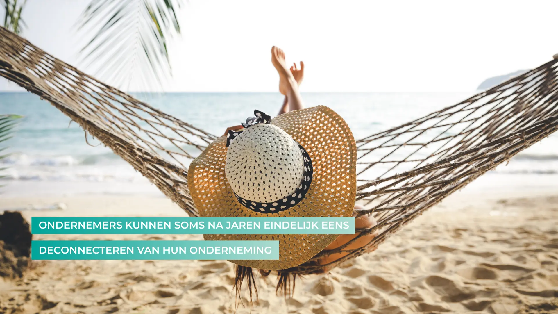 Een persoon met zonnehoed ligt in een hangmat op een tropisch strand, daarover staat de tekst: ondernemers kunnen soms na jaren eindelijk eens deconnecteren van hun onderneming. Met de tijdelijke vervanging van Freelance Office.