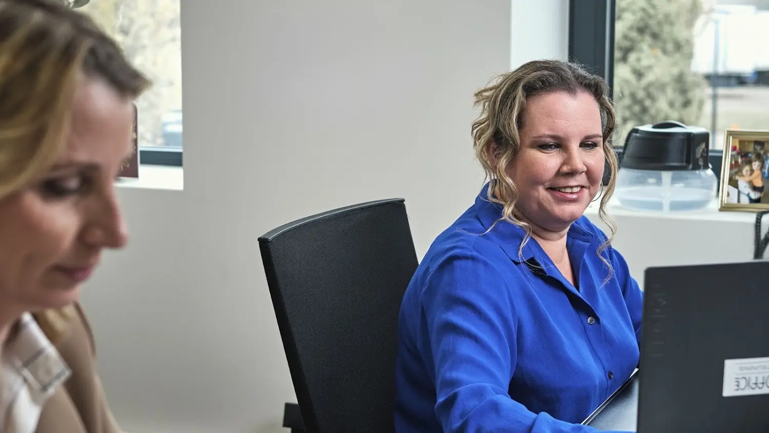Zaakvoerder Saartje zit achter haar computer om klanten digitaal te helpen met e-facturatie.